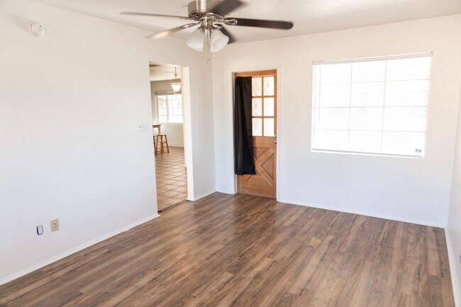 Building Photo - Charming 3 bedroom 2 bath home w/ bonus ro...