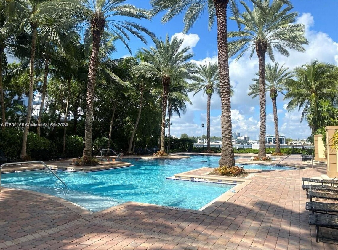 Foto principal - 17100 N Bay Rd