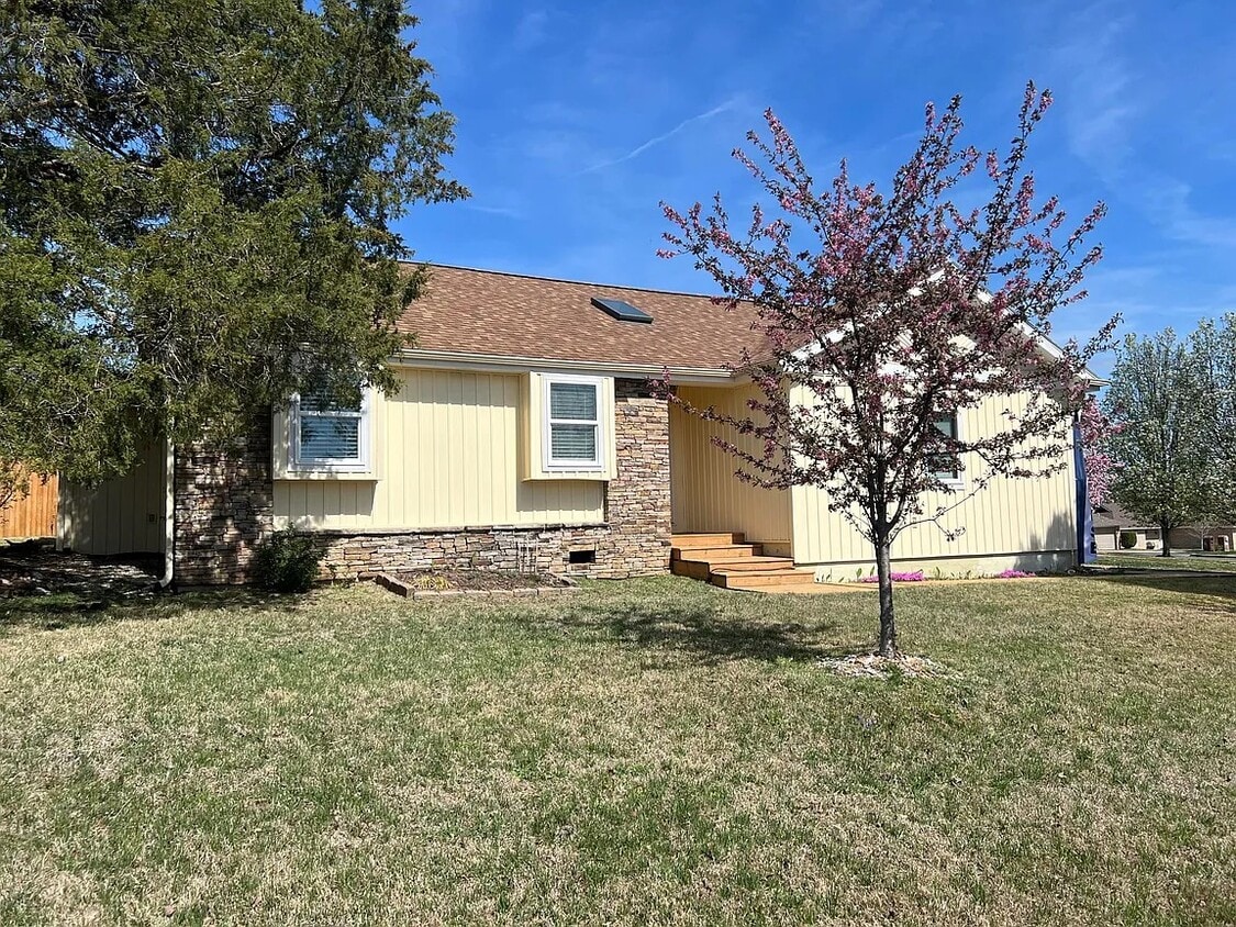 Frente de la casa - 109 Lancashire Dr