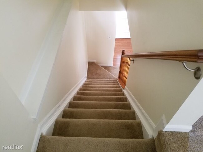 Building Photo - 4 br, 3.5 bath Townhome - 6017 Bingley Road