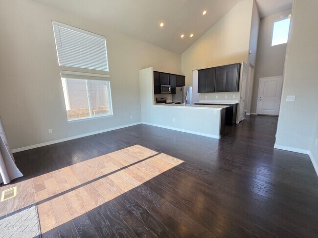 Foto del edificio - Gorgeous 4 Bed 4 bath Home In Lorson Ranch!!!
