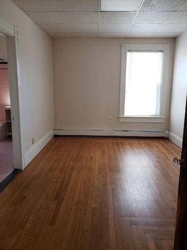 Large, Sunny Bedroom - 48 Grove St