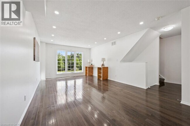 Photo du bâtiment - 600 White Elm Blvd