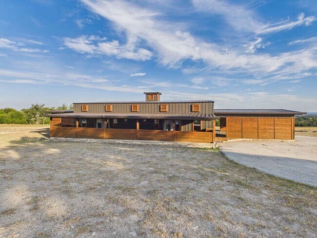 Foto del edificio - 1016 Luckenbach-Cain City Rd