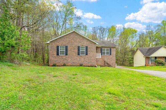 Building Photo - 4 bedrooms! 3 baths! Incredible location! ...