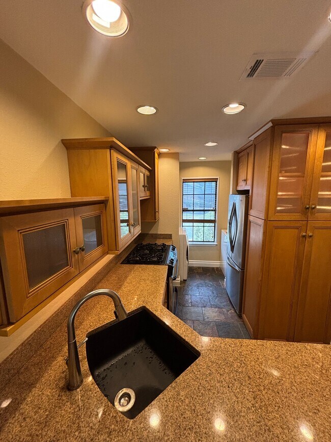 Foto del edificio - 1411 Gracy Farms Ln