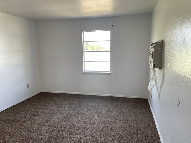 Building Photo - CUTE EFFICIENCY APARTMENT AVAILABLE!!!