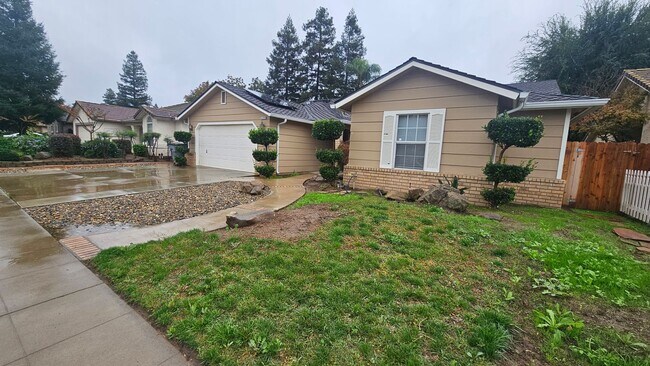 Foto del edificio - Great NW home with POOL & SOLAR!