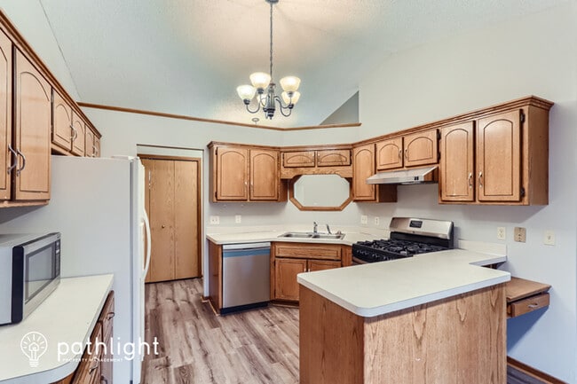 Foto del edificio - 8915 Pineview Ln N, Maple Grove, MN, 55369