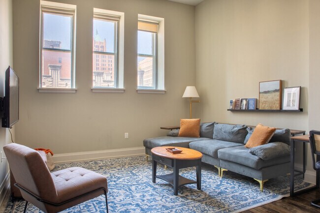 Foto del edificio - 225 E Michigan St