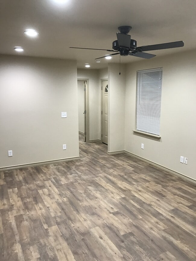 Building Photo - 412 N Brazos St