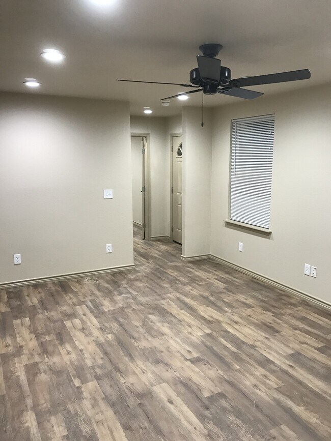 Foto del edificio - 412 N Brazos St