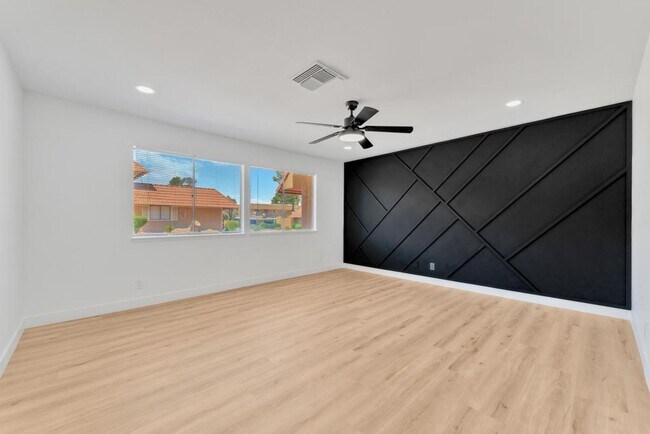 Building Photo - Fully renovated townhome in central Las Ve...