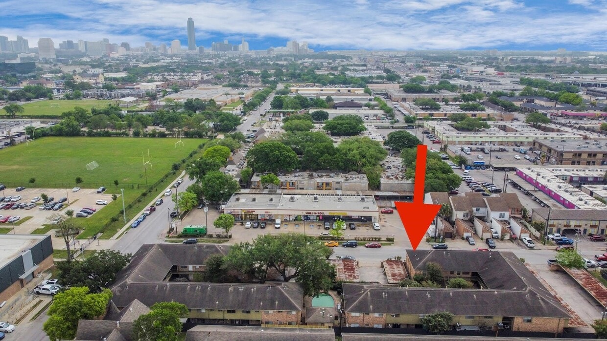 Building Photo - 6401 Skyline Dr