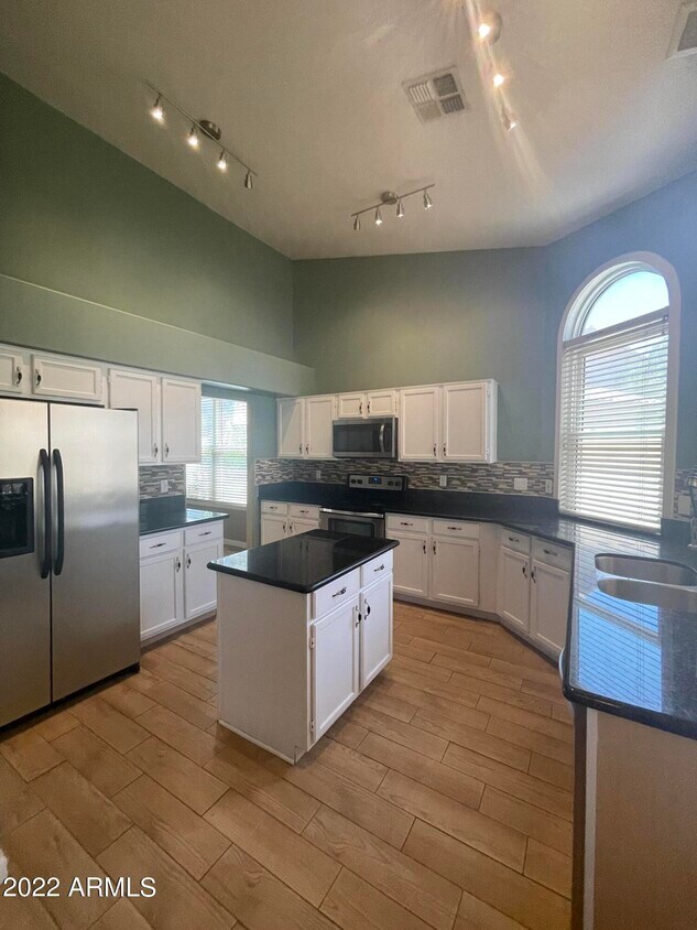 Primary Photo - 658 N Poplar Ct