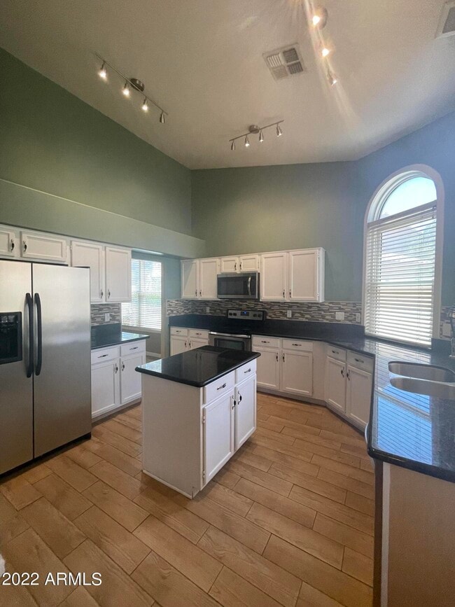 Building Photo - 658 N Poplar Ct