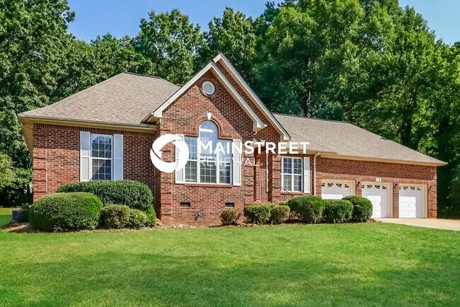 Foto del edificio - 3 Bedroom Pet-Friendly Home in MOORESVILLE, NC with Main Street Renewal