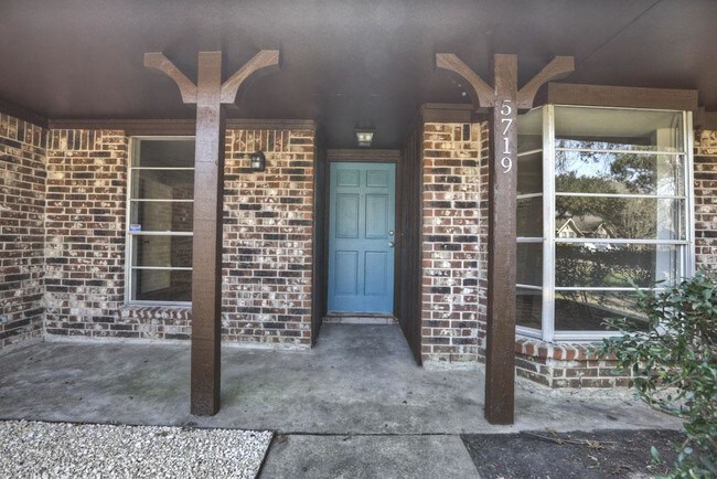Building Photo - 5719 Chrystell Ln