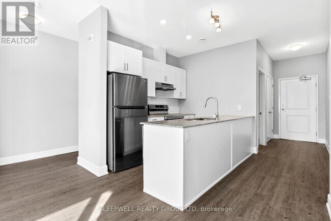 Photo du bâtiment - 975 N Russell Rd