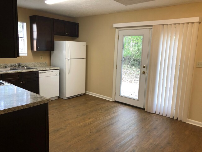 Building Photo - 2 bedroom/ 1.5 bath Tomehome