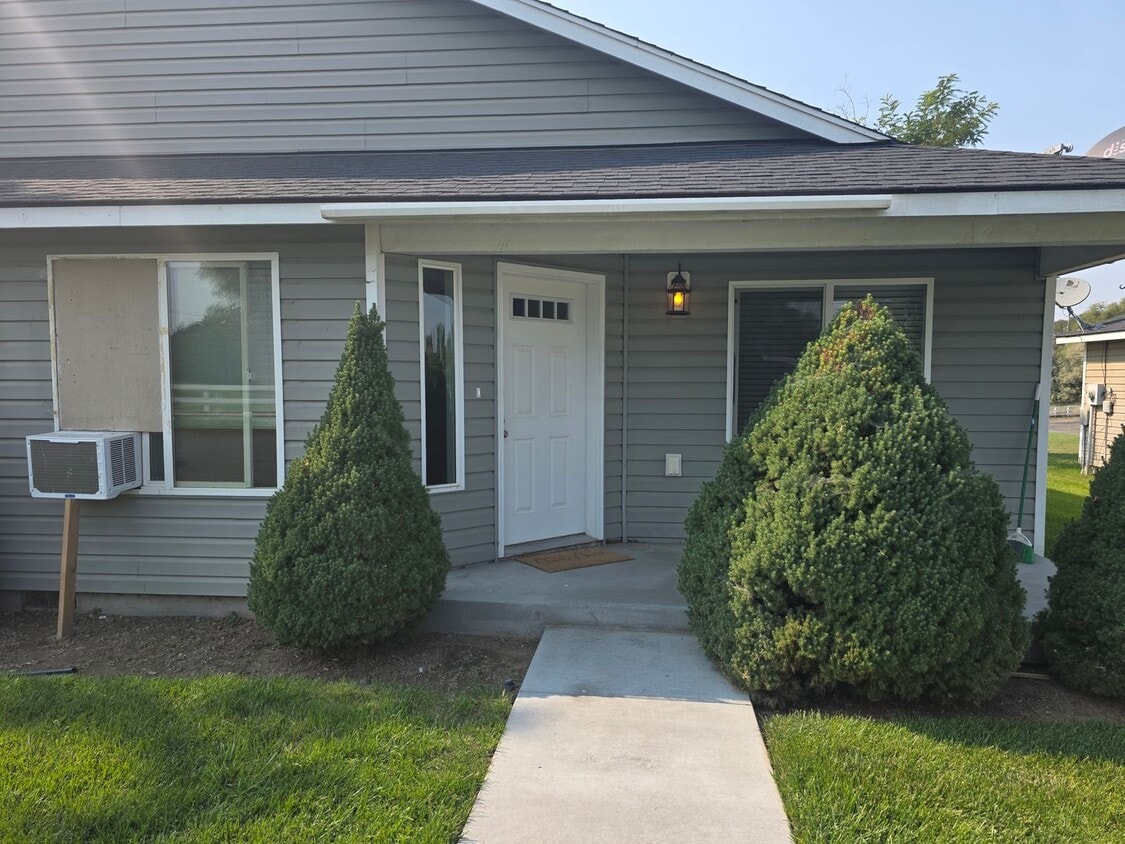 Primary Photo - 2 bed 1 bath duplex in the country with pa...