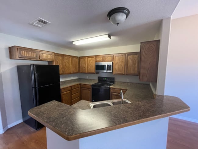 Building Photo - 604 Hilltop Dr