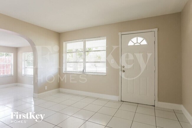 Foto del edificio - 2700 NE 13th Terrace