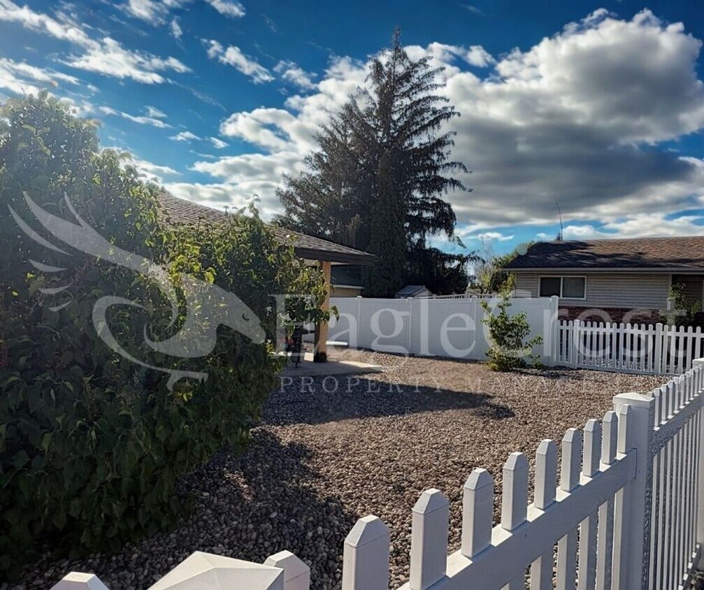 Foto del edificio - Bright and Modern 2 Bedroom Home with Covered Patio - Interior Photos Coming Soon