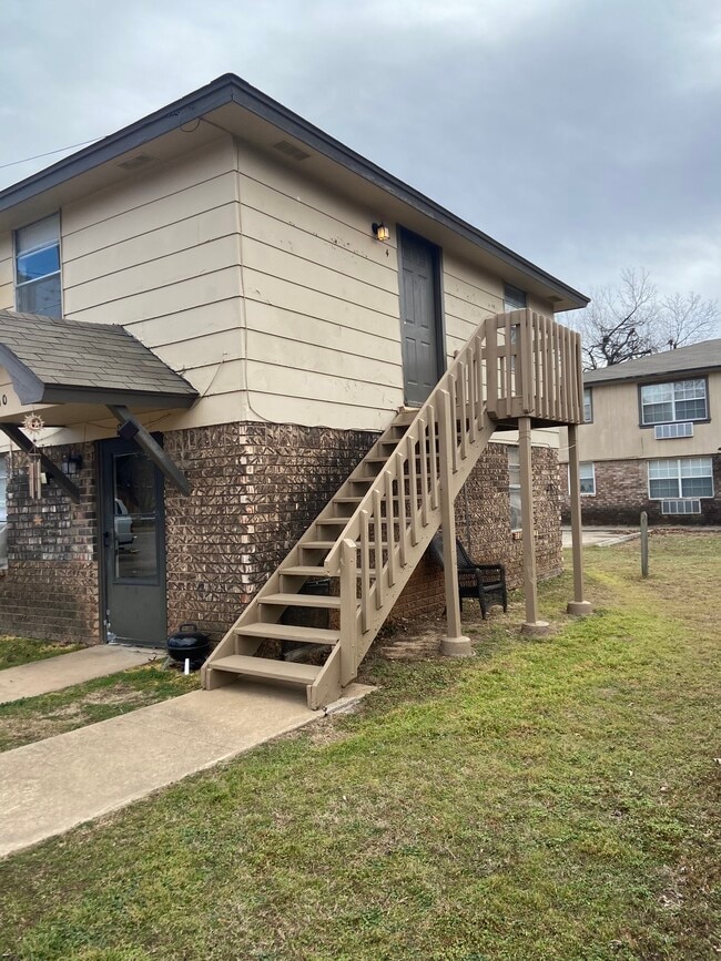 Building Photo - 410 E Walnut St