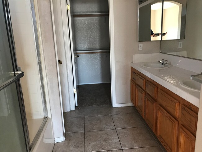 Foto del edificio - SW-Bakersfield 4bed/2.5bath