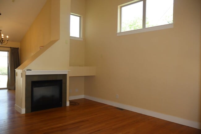 Building Photo - Stunning Modern Five Bedroom Home in Loveland