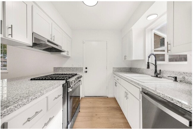 Building Photo - $2,250 Gettysburg & Peach, 3 Bedroom 2 Bat...