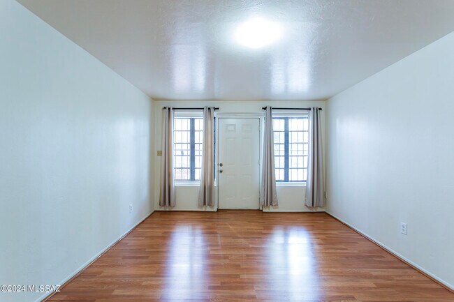 Building Photo - 477 W Crawford St