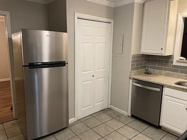 Foto del edificio - Spacious Condo in Prime Sandy Springs Location – Gated Community with Pool!