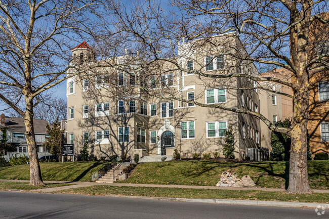 Building Photo - West Plaza Apartments