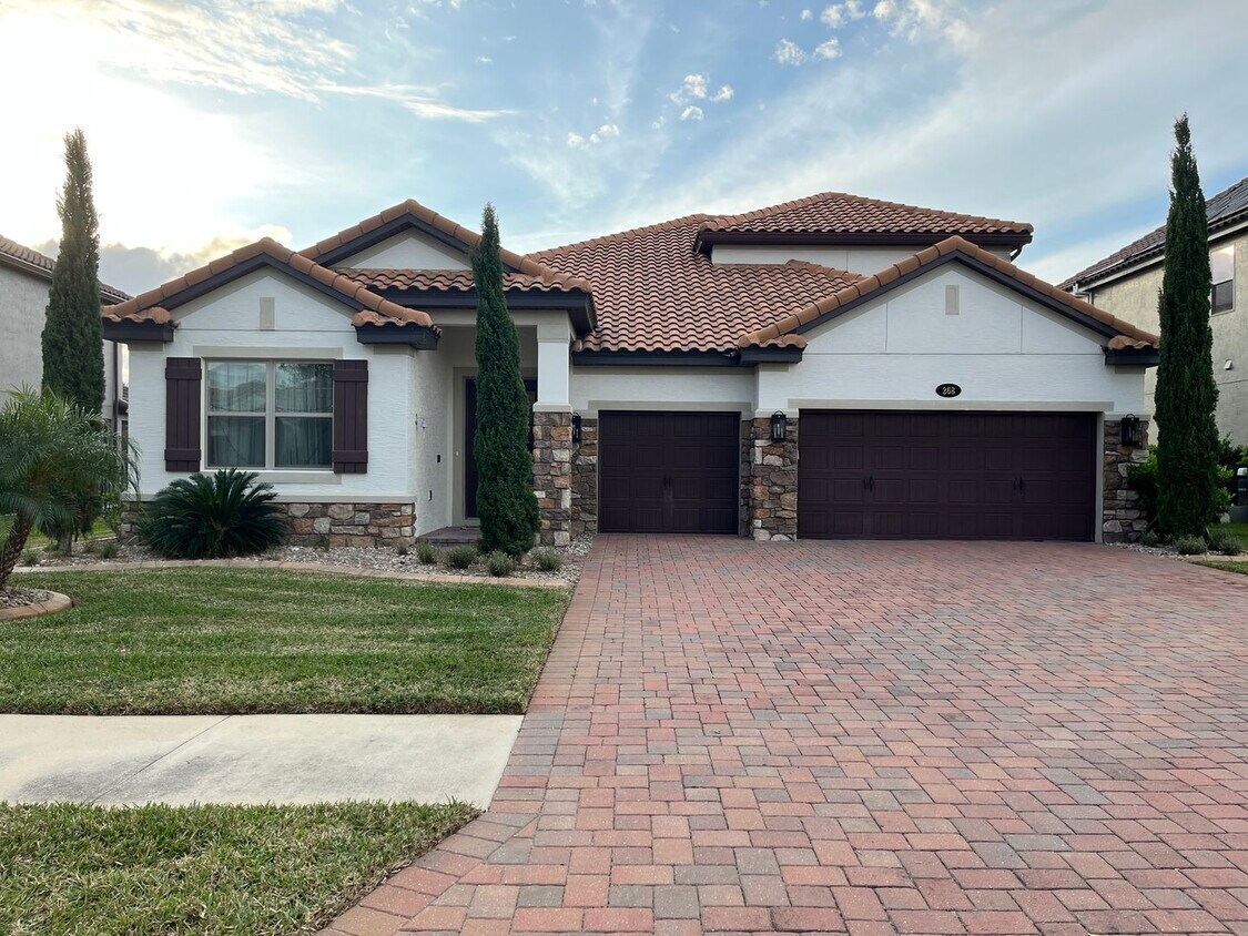 Foto principal - Stunning 4 bedroom 4 bath home with every ...