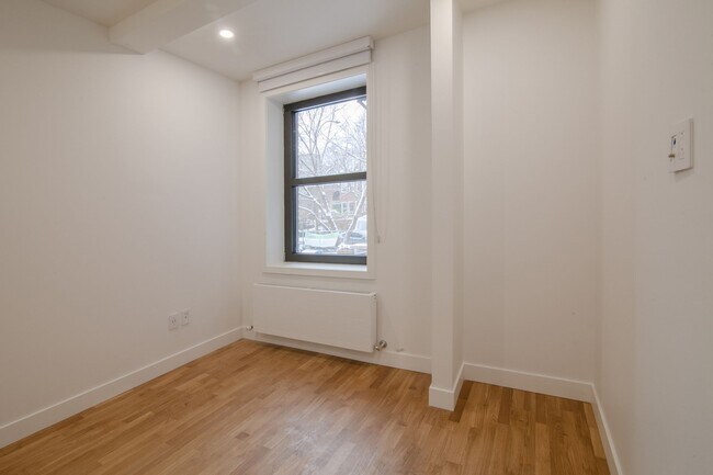 Building Photo - 2050 Av. Claremont