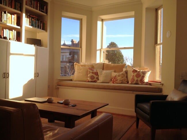 Building Photo - Spacious 2BD/2BA Apt Located in Dupont Cir...