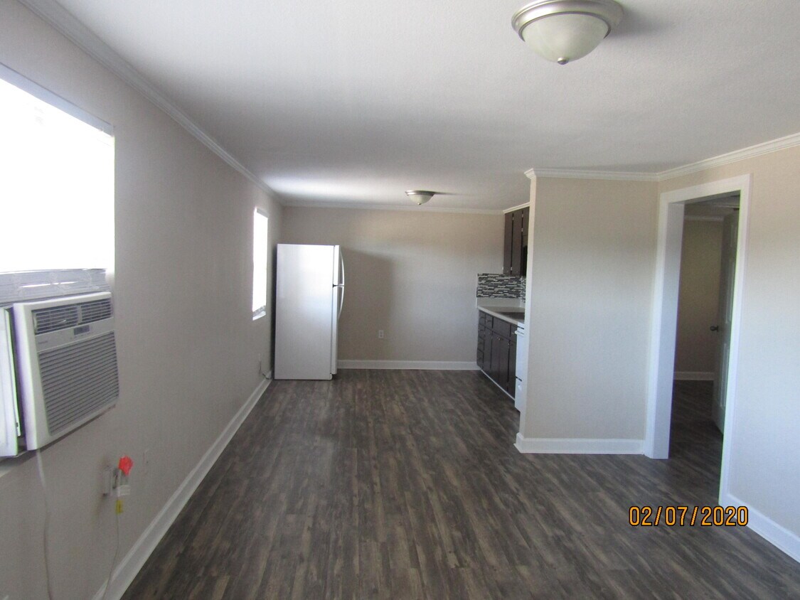 154 S John Sims Pkwy Unit B, Valparaiso, FL 32580 Apartment for Rent