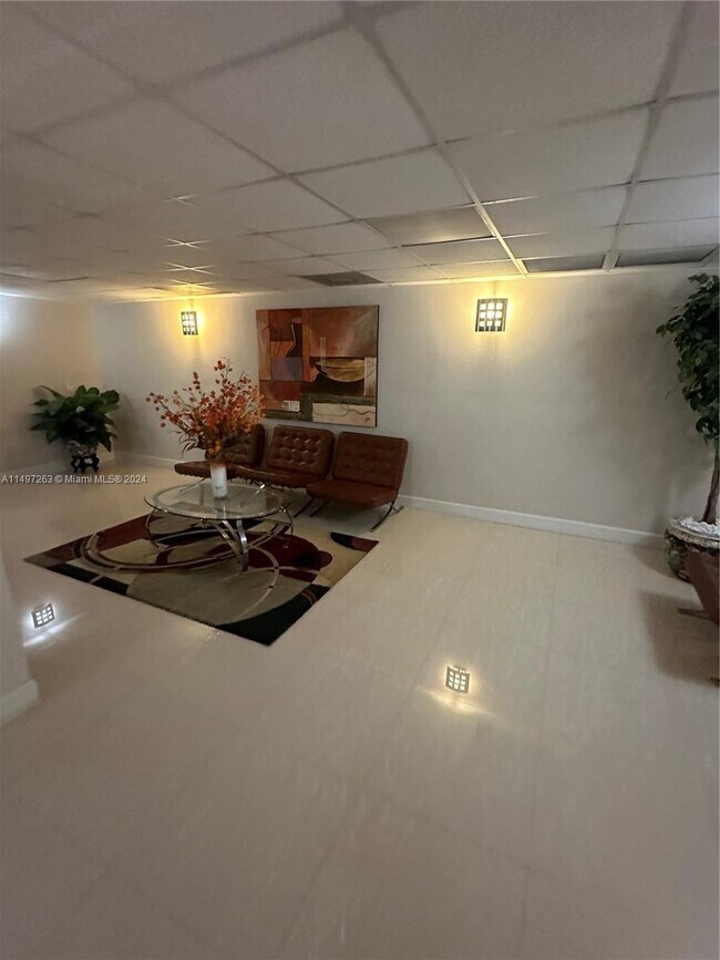 Building Photo - 1833 S Ocean Dr