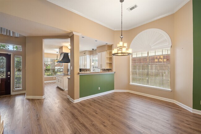 Foto del edificio - 7911 Hidden Oaks Ln