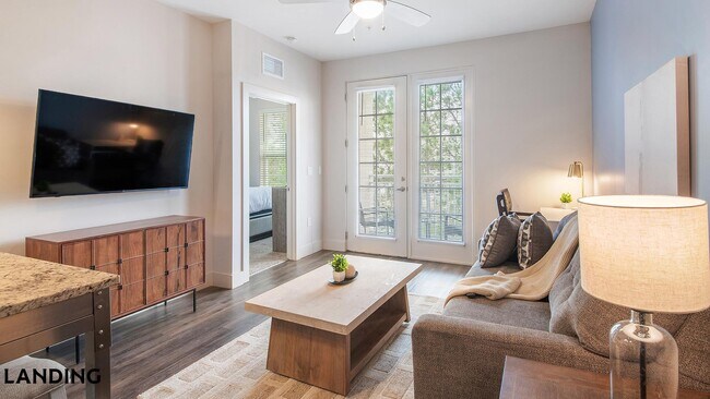 Foto del edificio - 5885 Lakehurst Dr
