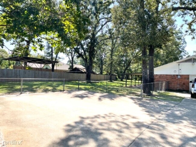 Foto del edificio - 3 br, 2 bath House - 525 Ronnette Dr.