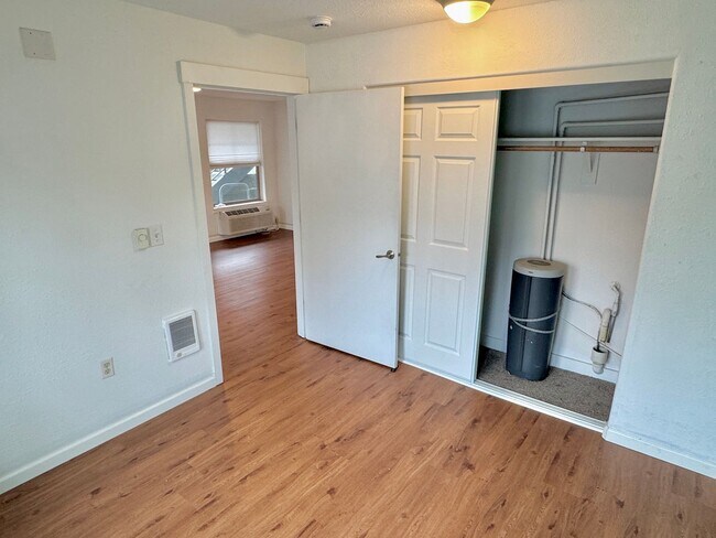 Foto del edificio - Gateway Ground Floor Corner Unit Condo with Laminate H/W's, A/C, Assigned Parking, Laundry In-Unit