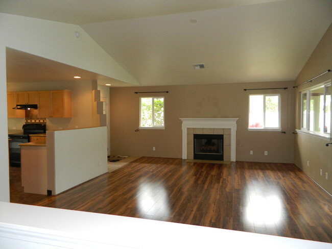 Building Photo - 3 Bedroom / 2 Bath House with Excellent Up...
