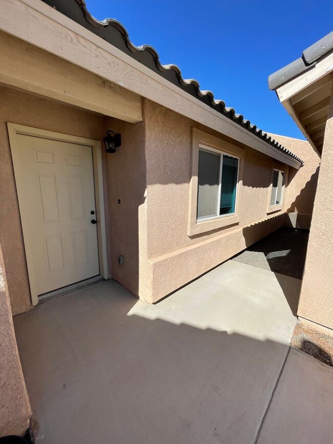 Building Photo - Spacious Town Home in Desert Sky!