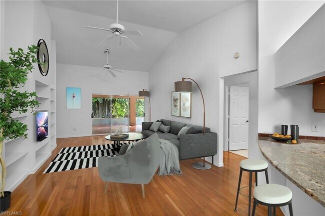 Techo de volumen en la sala de estar - 21715 Bridgegate Ct