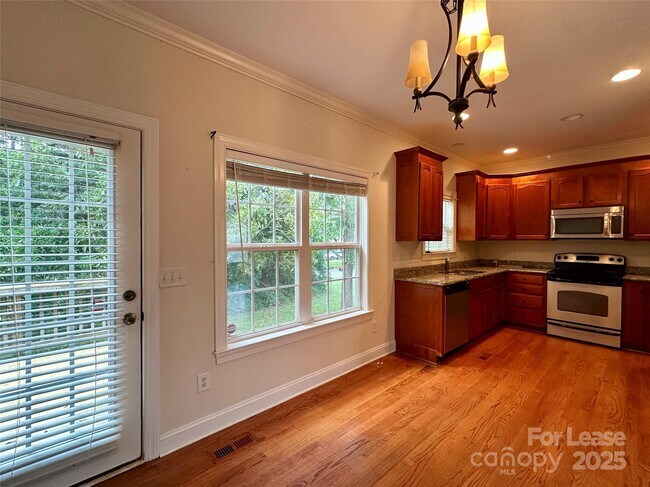 Foto del edificio - 3351 Robinwood Rd