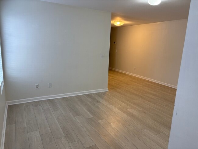 Living/Dining Room - 553 Memorial Dr Ext