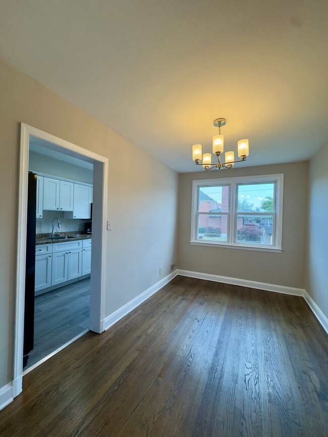 Building Photo - 433 Oakwood Rd
